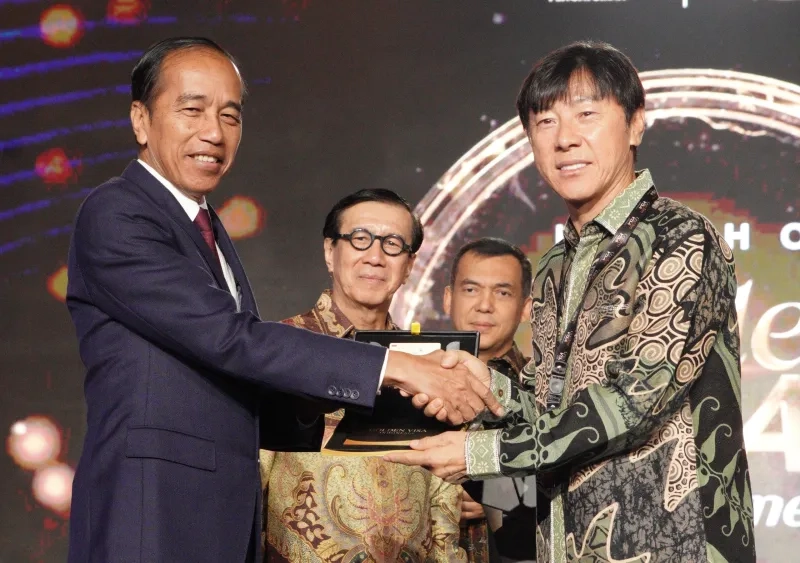 jokowi serahkan golden visa